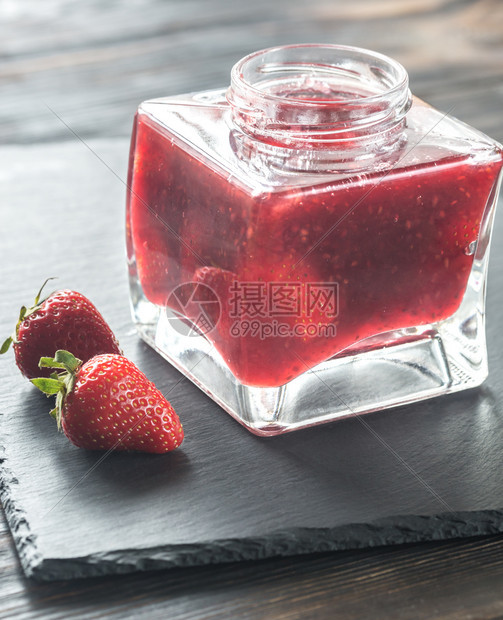 玻璃罐草莓果酱图片