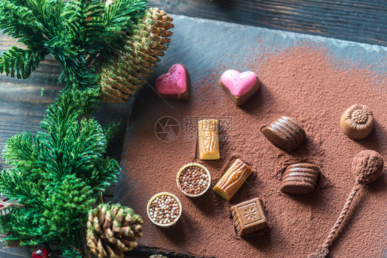 带有可和圣诞树枝的巧克力糖果图片