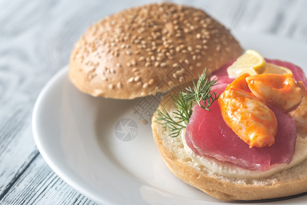 金枪鱼三明治配有金鱼螃蟹爪和马扎里拉的三明治背景