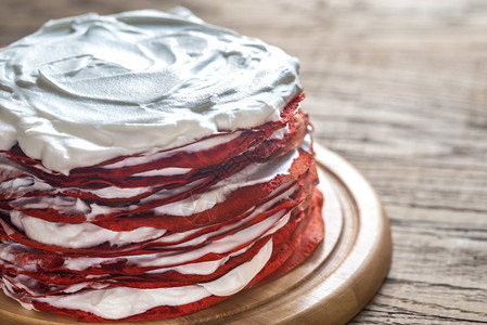 红白蛋糕木板上的红天鹅绒蛋糕背景
