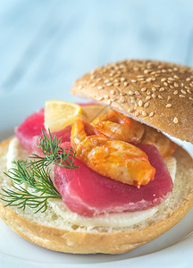 金枪鱼三明治配有金鱼螃蟹爪和马扎里拉的三明治背景