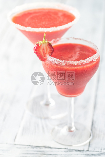 两杯草莓玛格丽塔鸡尾酒图片