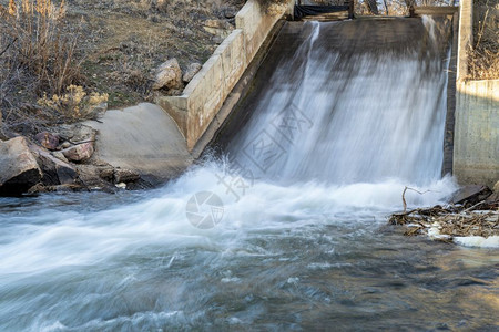 科罗拉多州北部的水分转移水坝和入口到库图片