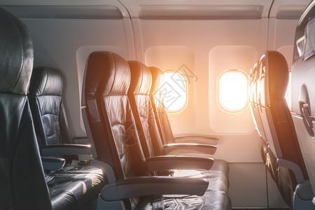 飞机机舱内的空座位图片