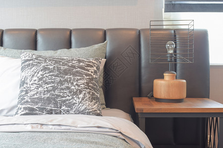 黑色和白的枕头用现代风格的阅读灯放在床上图片