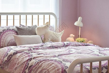 床边桌上有枕头和阅读灯的舒适卧室内图片