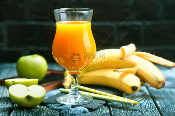玻璃汁新鲜香蕉和苹果汁图片