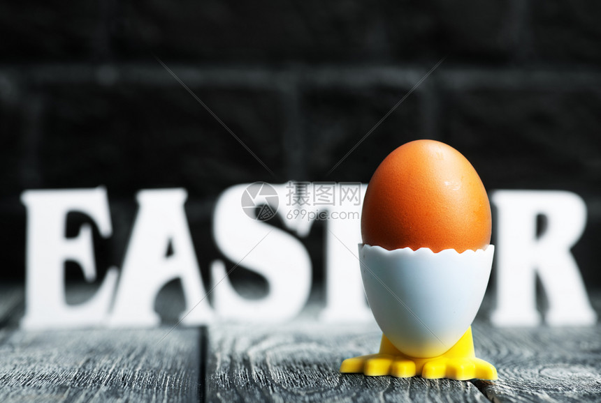 桌边的褐色东方鸡蛋面背景图片