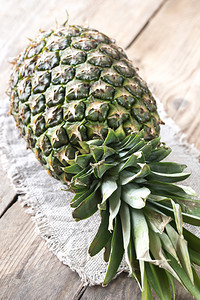 木背景上的菠萝图片