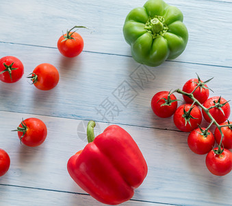 新鲜番茄和胡椒图片