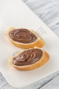 带巧克力奶油的面包饼切片图片