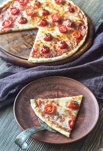 披萨加樱桃西红柿和莫扎里拉图片