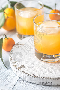 两杯橙汁图片