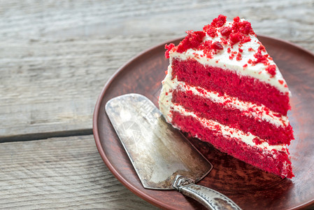 盘子上的红天鹅绒蛋糕图片