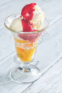 香草冰淇淋加桃子和草莓酱图片