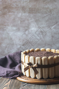 木板上的蒂拉米苏蛋糕图片