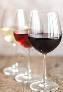 红玫瑰和白葡萄酒的玻璃杯图片
