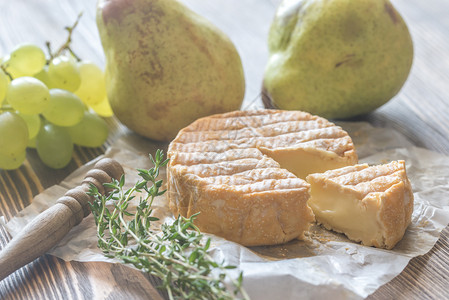 配梨和葡萄的鲁库伦奶酪图片