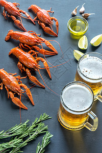 用两杯啤酒煮的龙虾和两杯啤酒图片