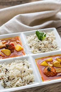 泰国黄咖和鸡肉大米图片