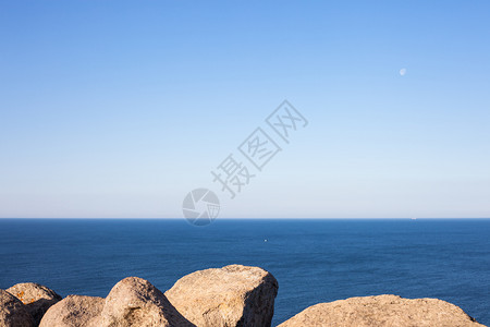 石头岩蓝海水和天空地平线背景自然抽象蓝海水和天空地平线背景图片