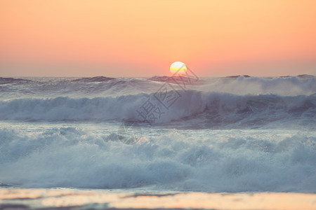 海洋中日出和闪耀的波浪热带海滩全景图片