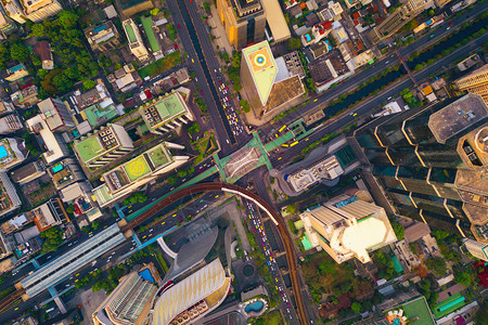 Sathorn交汇处或汽车通汇处的空中视线泰国曼谷市中心金融区和商业智能城市天桥和日落时的建筑物图片