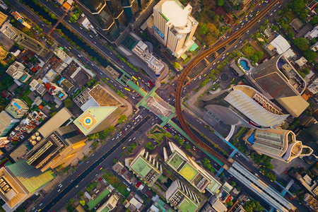 Sathorn交汇处或汽车通汇处的空中视线泰国曼谷市中心金融区和商业智能城市天桥和日落时的建筑物图片