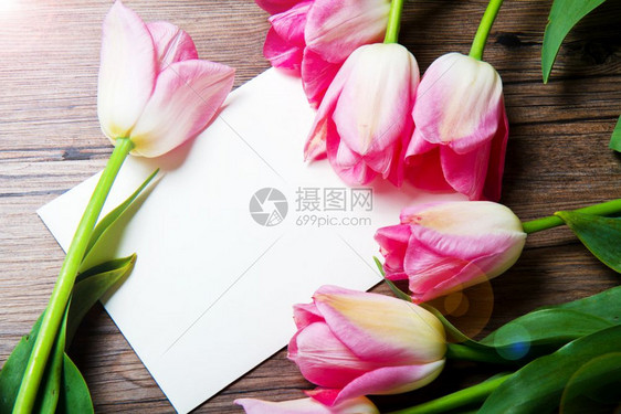 粉红色郁金香花束和木上明信片图片