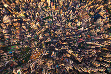 香港市中心空景象亚洲智能城市的金融区和商业中心日落时摩天大楼和高层的顶景象图片