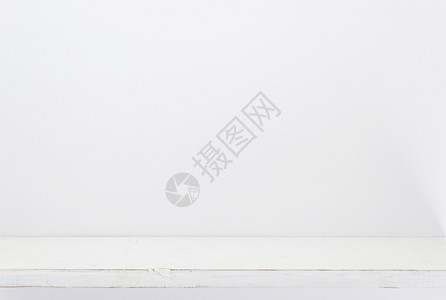 白背景纹理壁上的木板架图片
