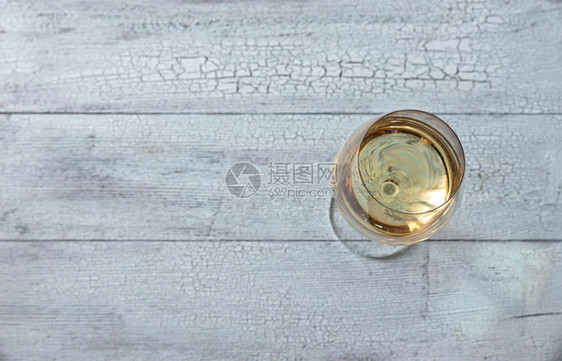木背景上的白葡萄酒杯图片