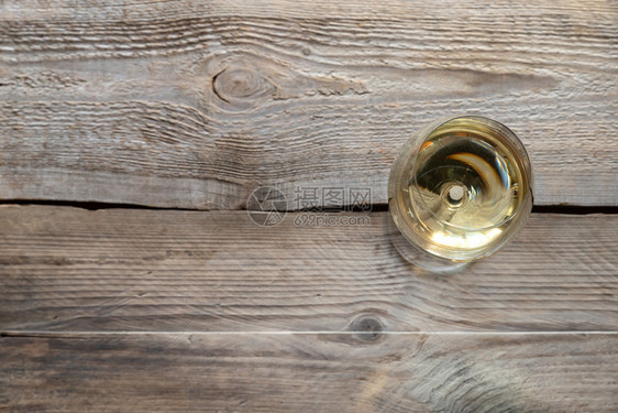 木背景上的白葡萄酒杯图片