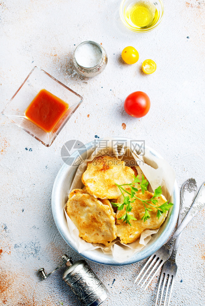 餐桌上金属碗中的鸡肉小图片