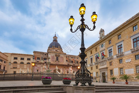 普拉托里亚不老泉与圣卡特里纳教堂在比勒陀利亚Piazza又称羞耻广场的背景之下巴勒莫上午意大利西里图片