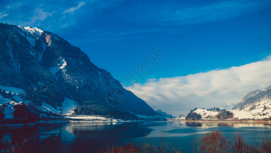 美丽的冬季风景在阿尔卑斯山和雪图片