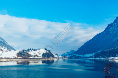 有山的湖冬季风景图片