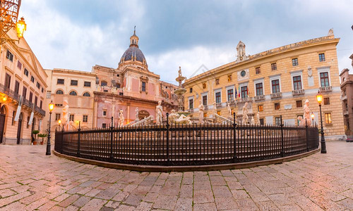 普拉托里亚不老泉与圣卡特里纳教堂在比勒陀利亚Piazza又称羞耻广场的背景之下巴勒莫上午意大利西里图片