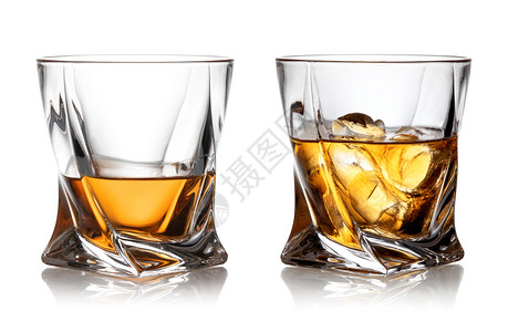 威士忌和冰的孤立白色背景图片