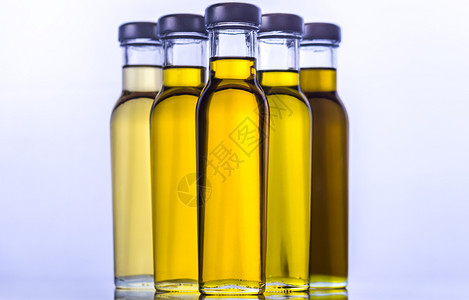 不同种类植物油的瓶装图片