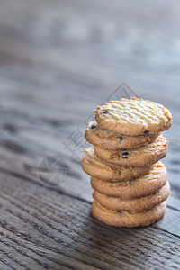 木制桌上的黄油饼干图片