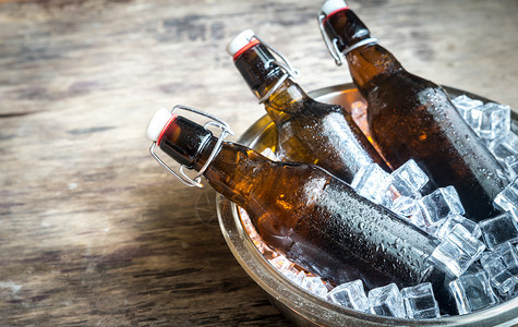 冰块中的啤酒瓶图片
