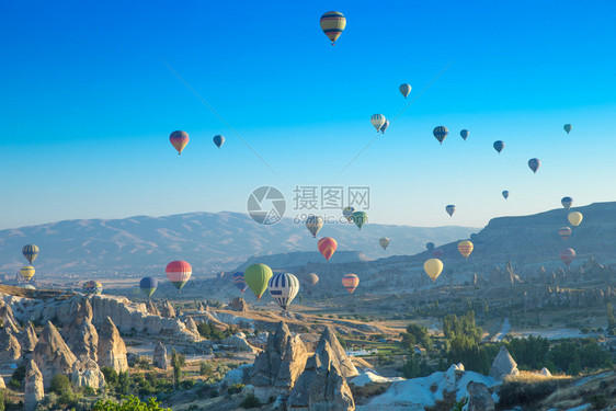 飞过卡帕多西亚的彩热空气球图片