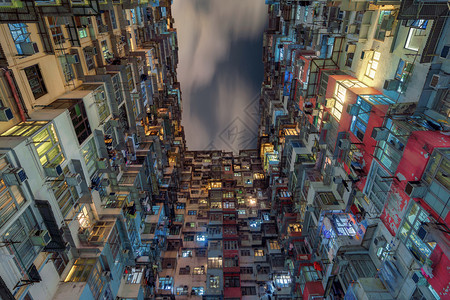 YickFatBuildingQuarryBay香港旧公寓的住宅区高楼大摩天夜里有城市建筑的窗户图片
