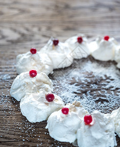 奶香蔓越莓蛋糕圣诞花环背景