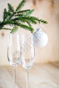 带空香槟杯的圣诞树枝图片