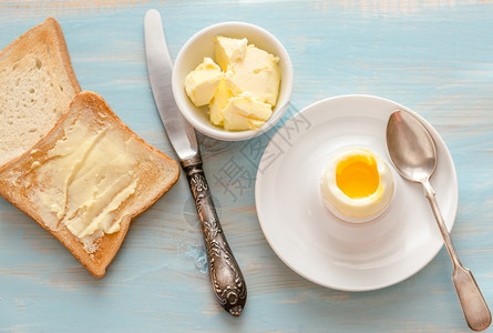 白色面包木制桌上烤鸡蛋和面包背景