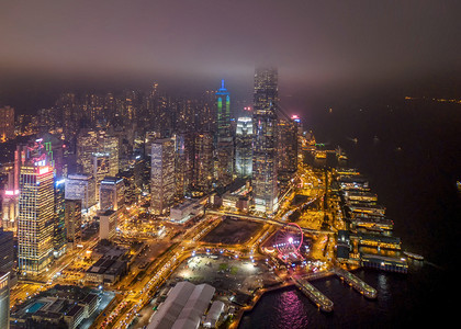 香港下城和维多利亚港的空中景象有暴风雨和雾金融区智能城市和技术概念的商业中心夜幕摩天大楼和高图片