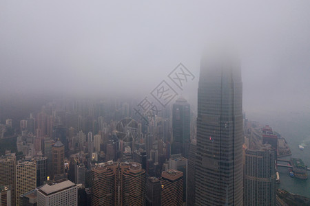 香港市中心和维多利亚港的空中景象雨水暴和雾金融区和商业中心在智能城市和技术概念方面摩天大楼和高办公图片