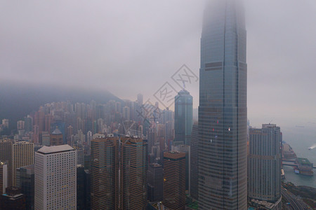 香港市中心和维多利亚港的空中景象雨水暴和雾金融区和商业中心在智能城市和技术概念方面摩天大楼和高办公图片